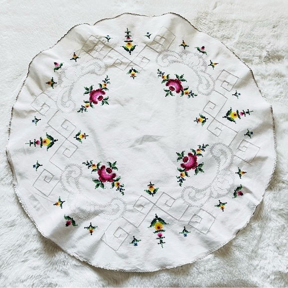Beautiful Vintage 28” Small Round Hand Embroidered Tablecloth/ table topper - Picture 5 of 5